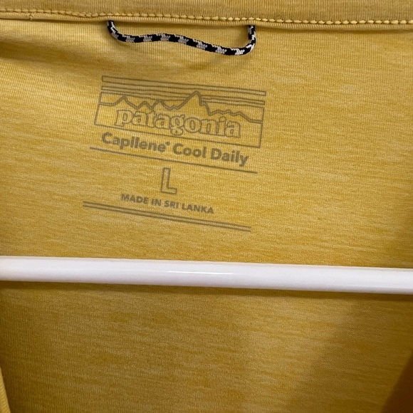 Patagonia capilenes cool daily short sleeve shirt. Men’s size large in yellow. - Picture 3 of 4